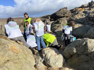 en action dans les recoins des rochers