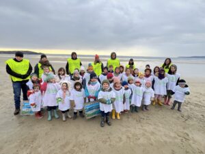 le 14 mars 2025 de tous petits en action sur la plage de l’Aber